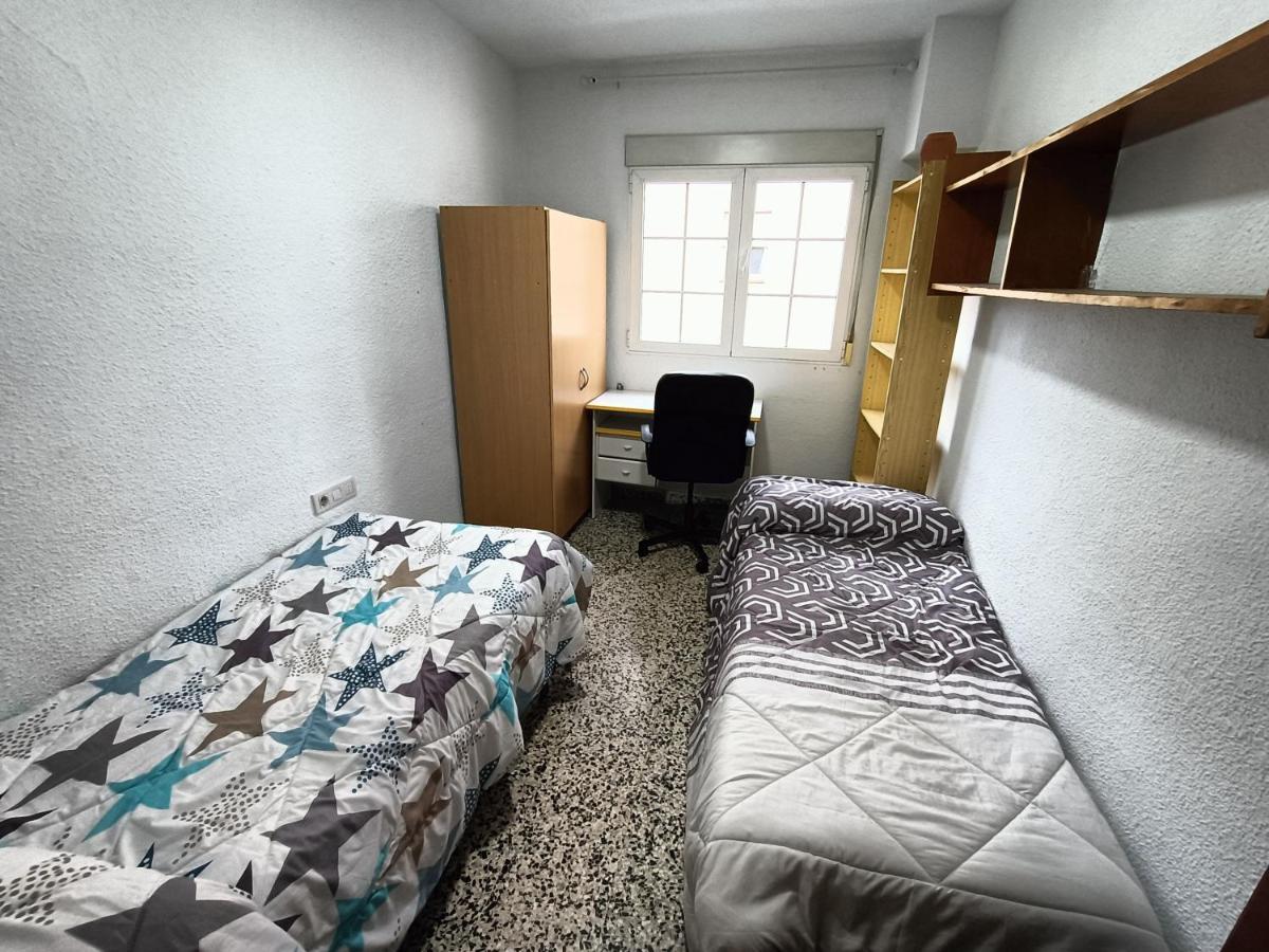Apartamento 3 Dormitorios Frente A Hospital De Traumatologia Granada Eksteriør bilde
